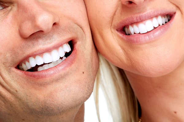 Vīrieši un sievietes ar baltiem un estētiskiem zobiem