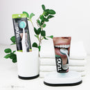 Tung mēles birste ar želejas paraugu un Tung želejas iepakojumiem vannā