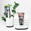 Tung mēles birstīte un dabīga mēles tīrīšanas želejas iepakojums vannā.